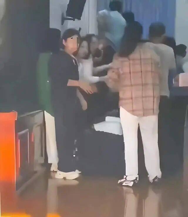 家长们跪成一排<strong></p>
<p>万能虚拟币盯盘app</strong>，学生蒙眼从背上踩过？教育局回应河南一中学举办活动引热议：正调查处理