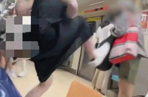 73岁老太地铁逼年轻人让座<strong></p>
<p>万能虚拟币盯盘app</strong>，被一脚踹飞！次日在超市闹事被捕，一查竟是通缉犯！