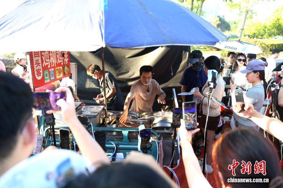 江西景德镇“鸡排哥”的中秋节：摊位成景 坚守为客