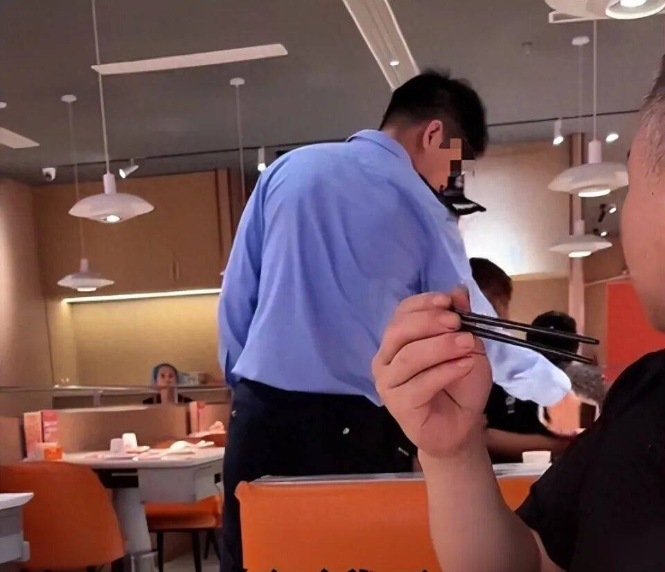 小伙和女友餐厅吃饭<strong></p>
<p>虚拟币声音报警器</strong>，被民警赶来戴铐带走；警方回应：其女友与一离家女孩“撞脸”，错抓已道歉