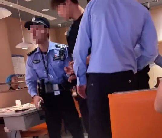 小伙和女友餐厅吃饭<strong></p>
<p>虚拟币声音报警器</strong>，被民警赶来戴铐带走；警方回应：其女友与一离家女孩“撞脸”，错抓已道歉