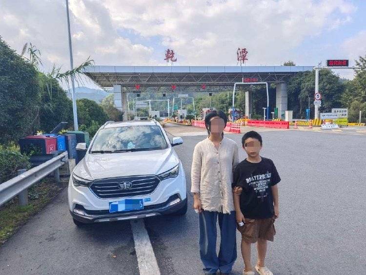 离谱！妈妈让儿子高速下车路边方便<strong></p>
<p>如何炒波段虚拟币</strong>，解决完后跟随车流跑回来找她