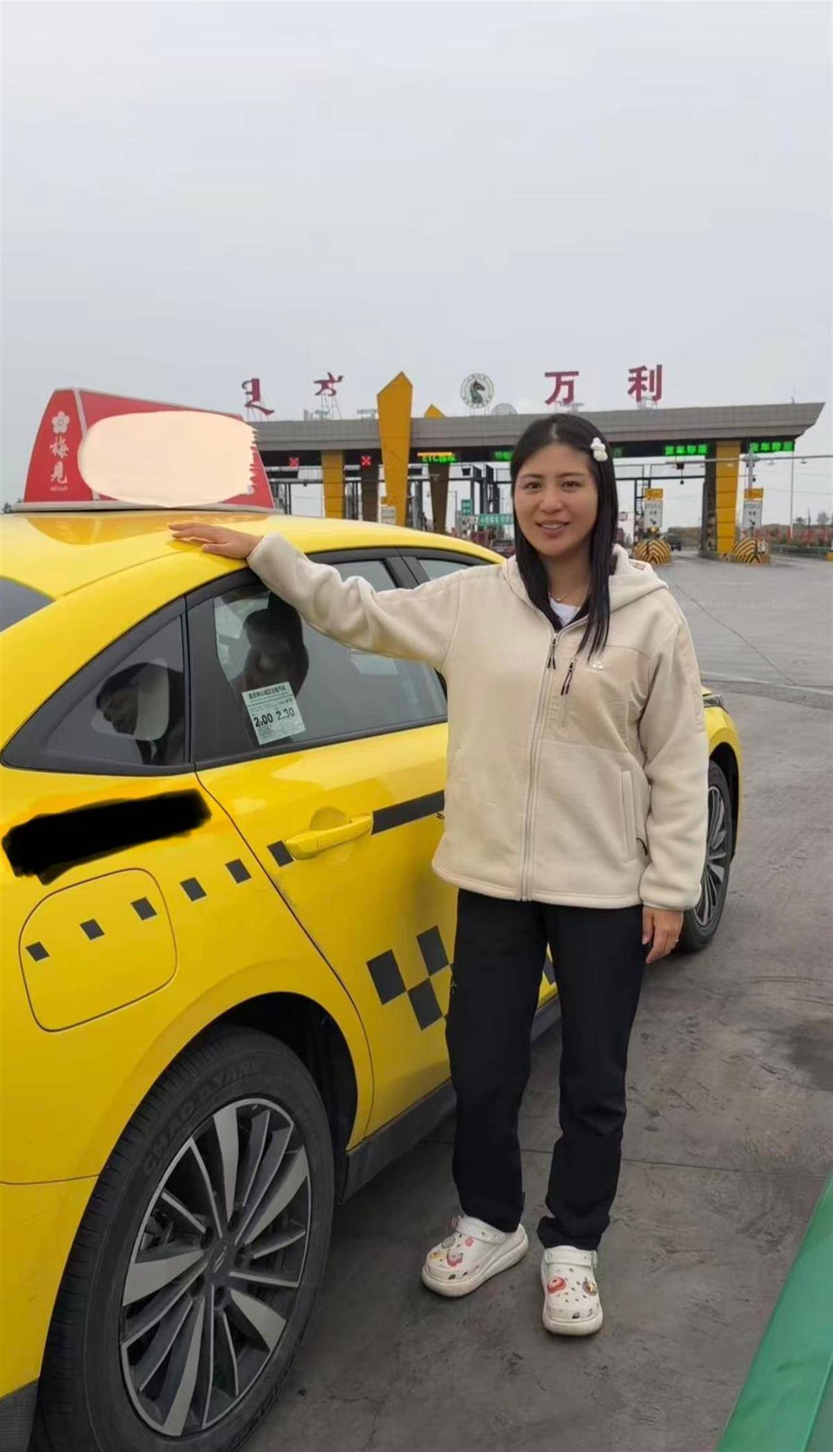 重庆女子乘“黄色法拉利”去内蒙古策马奔腾<strong></p>
<p>edu</strong>，当事人：拦了十多辆车才有司机接单，计价器爆表了