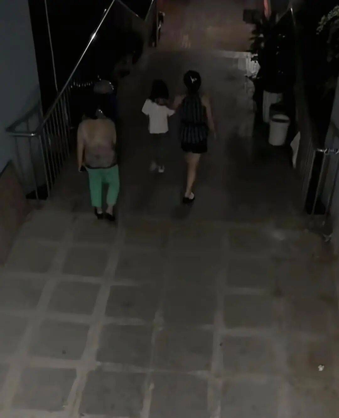 7岁女孩中秋节到同学家玩<strong></p>
<p>edu</strong>，2天无人来接，警察上门发现，其单亲父亲已在家中离世……