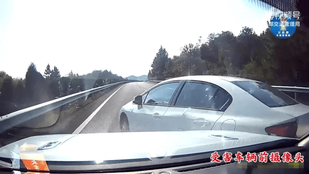 “我撒谎天打雷劈！”男子高速突然强行变道致翻车<strong></p>
<p>edu</strong>，反诬赖对方