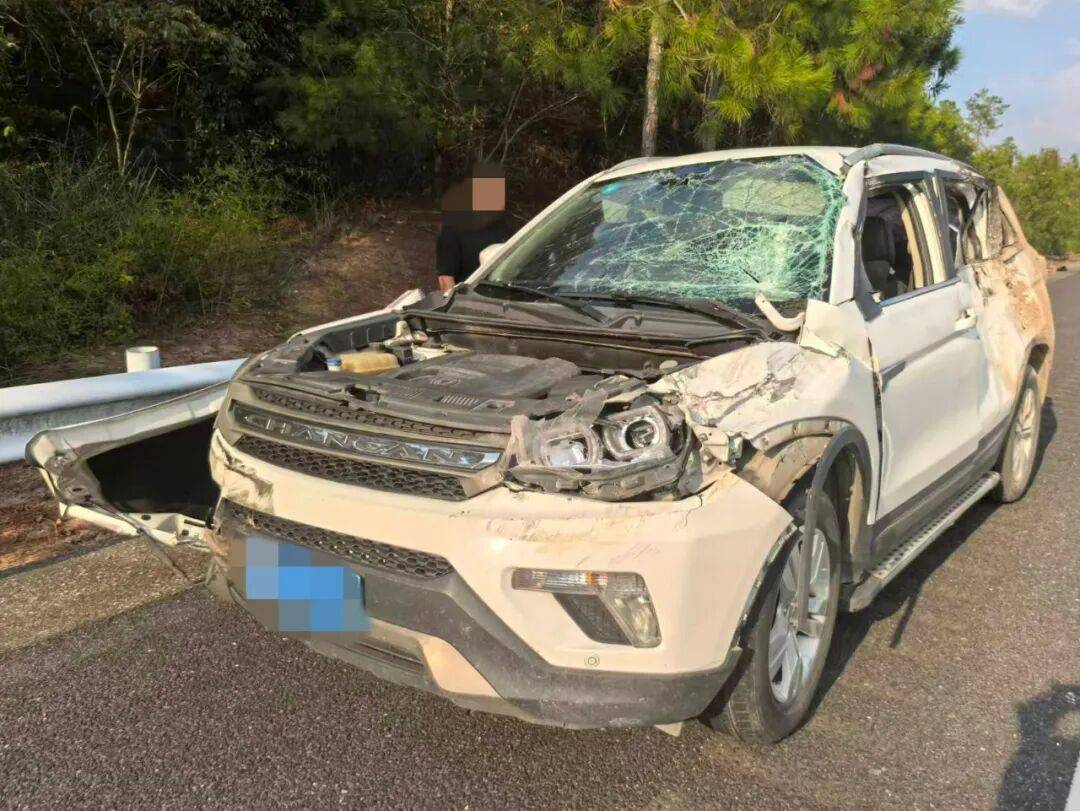 “我撒谎天打雷劈！”男子高速突然强行变道致翻车<strong></p>
<p>edu</strong>，反诬赖对方