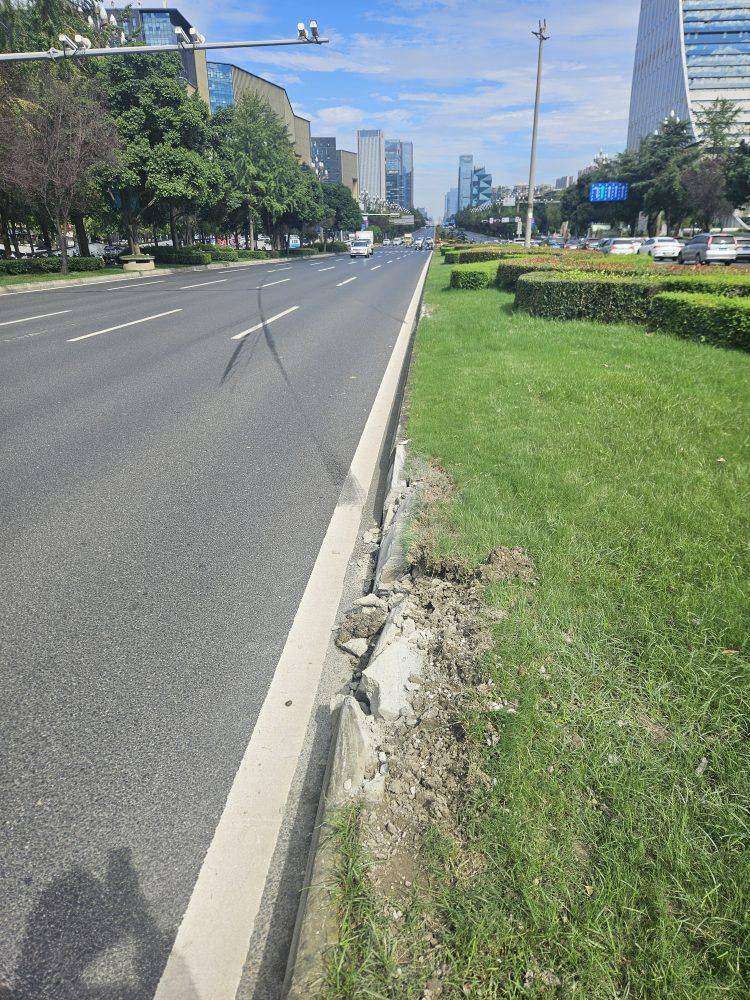成都发生一起严重交通事故<strong></p>
<p>虚拟火币</strong>，上游新闻实地探访：燃烧留下的印记仍在