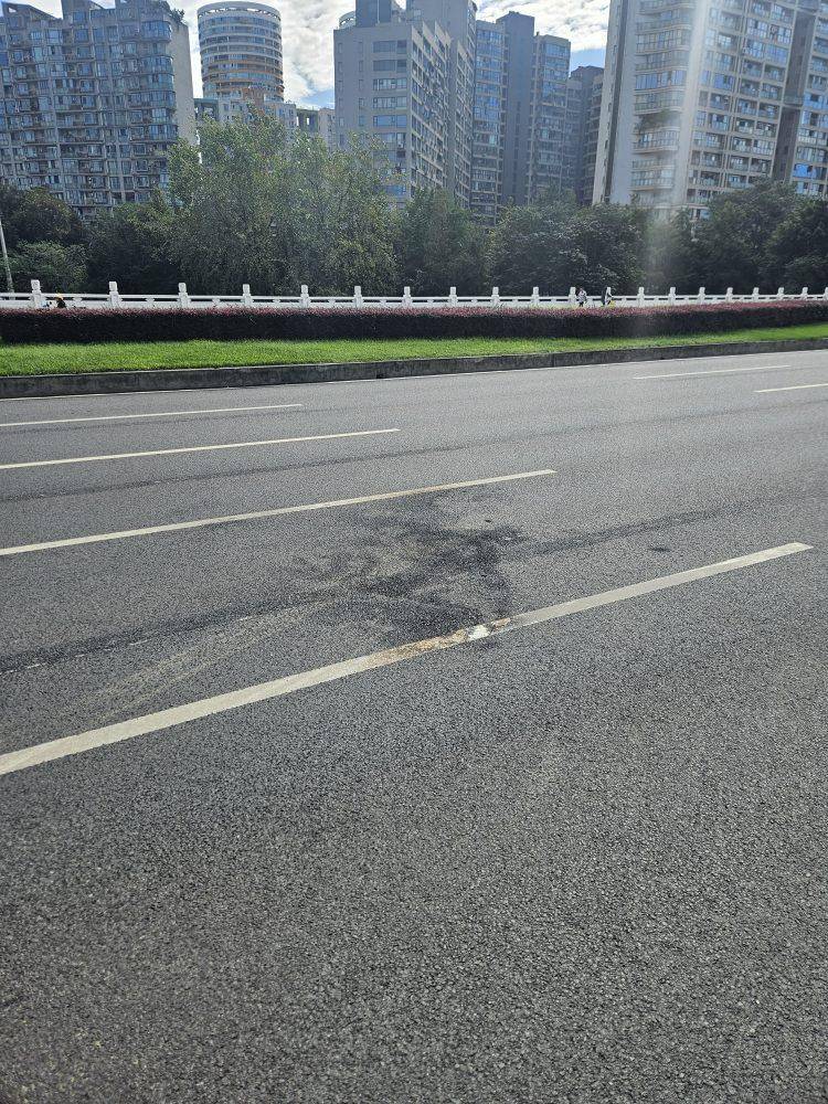成都发生一起严重交通事故<strong></p>
<p>虚拟火币</strong>，上游新闻实地探访：燃烧留下的印记仍在
