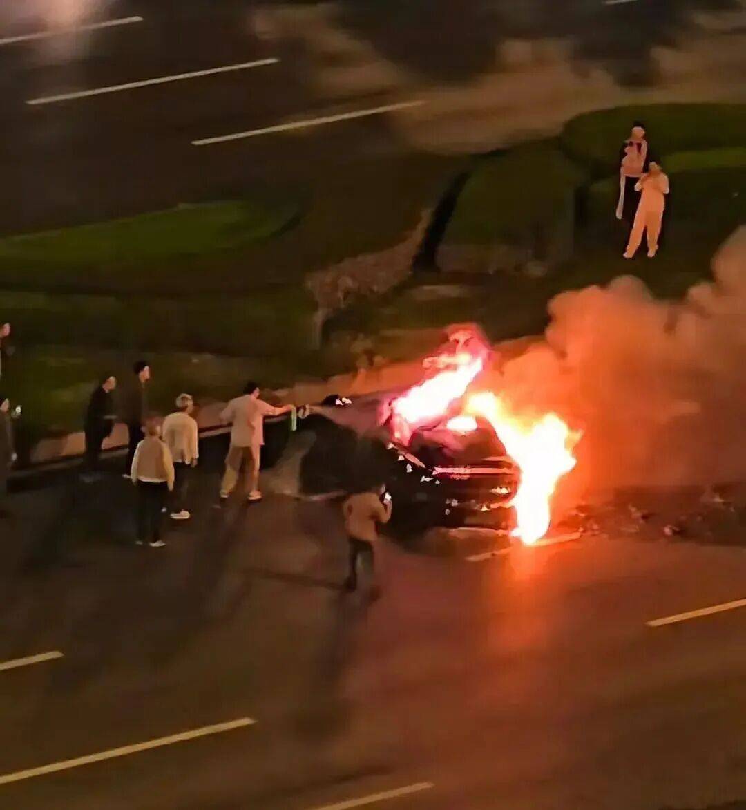 一辆SU7碰撞后爆燃<strong></p>
<p>虚拟火币</strong>，多人救援未果！小米股价重挫近8%！