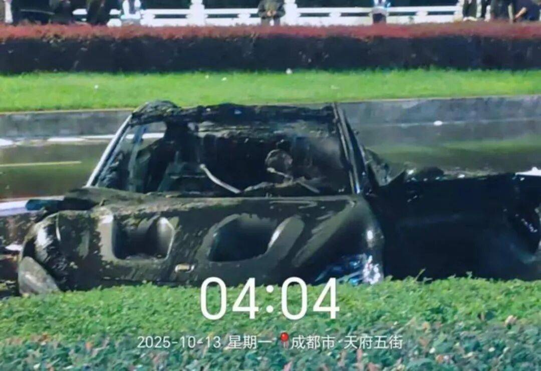 一辆SU7碰撞后爆燃<strong></p>
<p>虚拟火币</strong>，多人救援未果！小米股价重挫近8%！