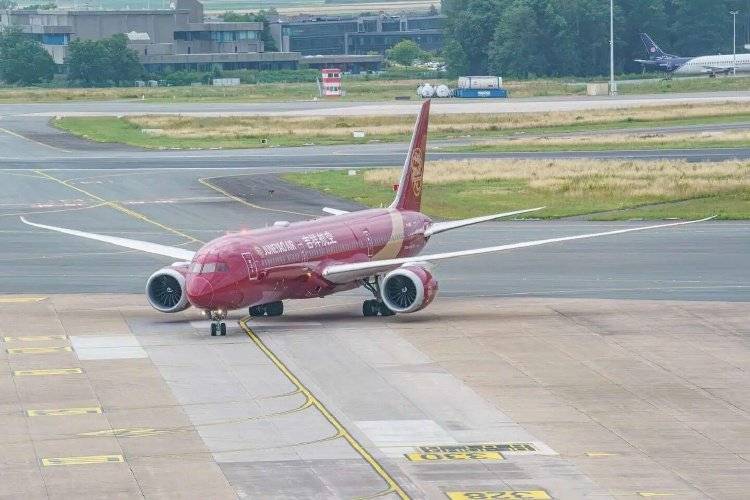 安全员捡走旅客落在飞机上的手机<strong></p>
<p>虚拟火币</strong>，吉祥航空：已解聘该员工