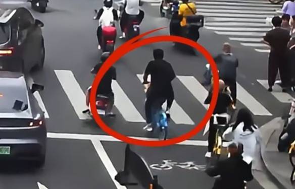 看着都疼<strong></p>
<p>虚拟货币炒币经验</strong>！上海街头一男子突然求助：10岁女儿被死死卡住！这个行为太危险→