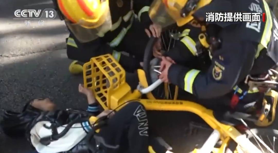 看着都疼<strong></p>
<p>虚拟货币炒币经验</strong>！上海街头一男子突然求助：10岁女儿被死死卡住！这个行为太危险→