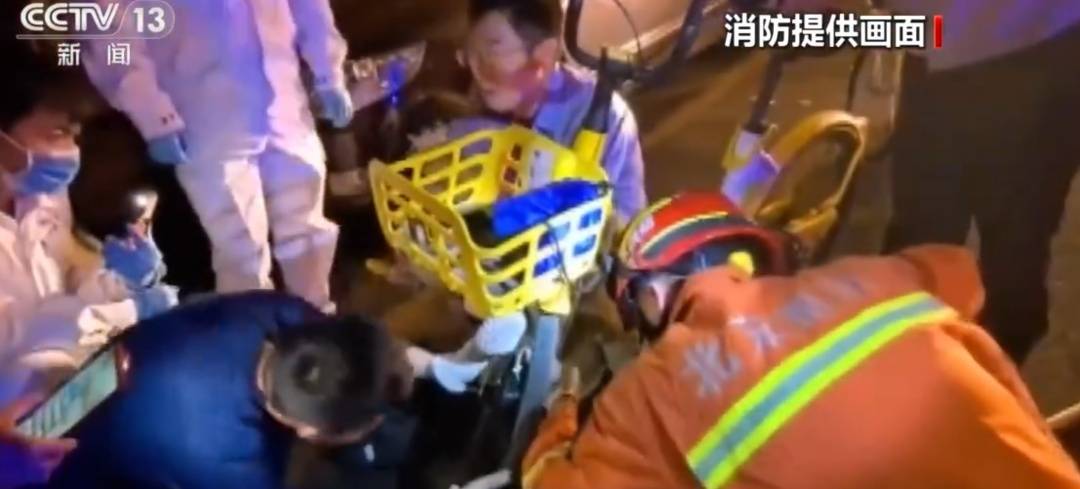 看着都疼<strong></p>
<p>虚拟货币炒币经验</strong>！上海街头一男子突然求助：10岁女儿被死死卡住！这个行为太危险→