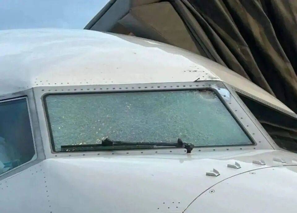 美客机驾驶舱风挡玻璃破裂<strong></p>
<p>区块链排名</strong>，自万米高空紧急备降！机上共140人，资深机长：或被陨石或卫星残骸撞击