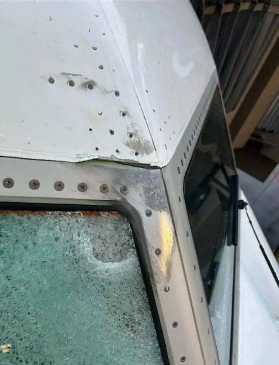 美客机驾驶舱风挡玻璃破裂<strong></p>
<p>区块链排名</strong>，自万米高空紧急备降！机上共140人，资深机长：或被陨石或卫星残骸撞击