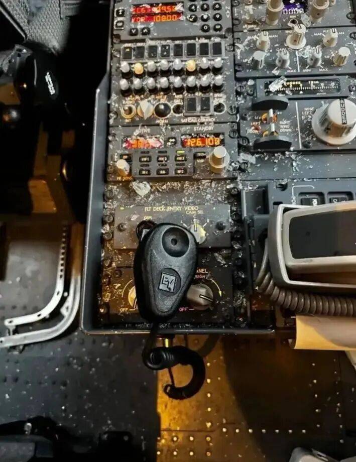 美客机驾驶舱风挡玻璃破裂<strong></p>
<p>区块链排名</strong>，自万米高空紧急备降！机上共140人，资深机长：或被陨石或卫星残骸撞击