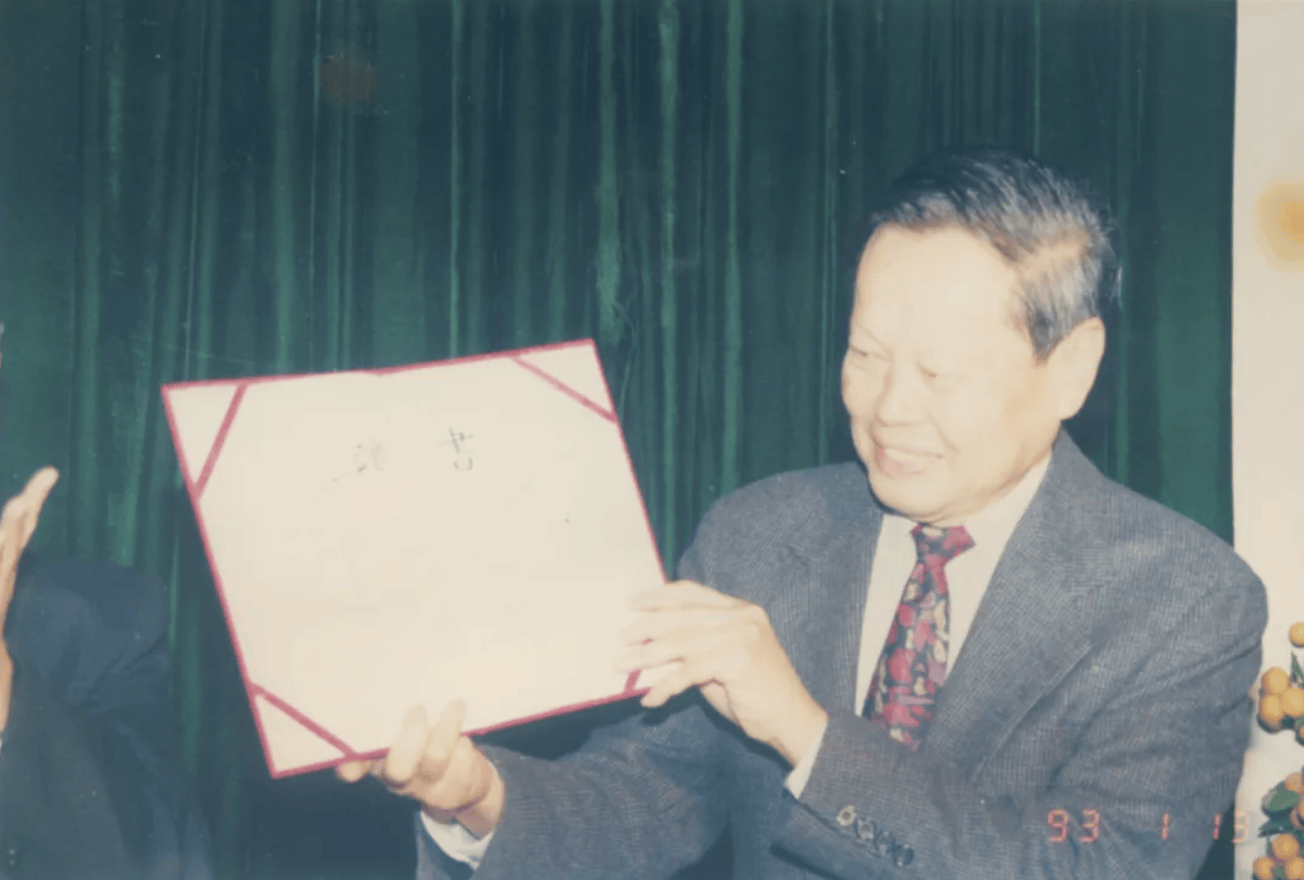 杨振宁为什么连续32年担任东莞理工学院名誉校长<strong></p>
<p>区块链排名</strong>？