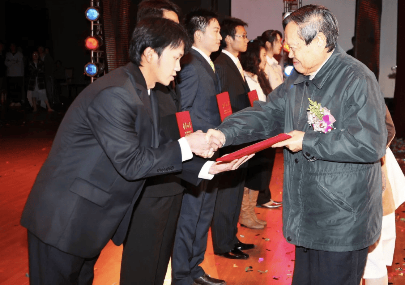 杨振宁为什么连续32年担任东莞理工学院名誉校长<strong></p>
<p>区块链排名</strong>？