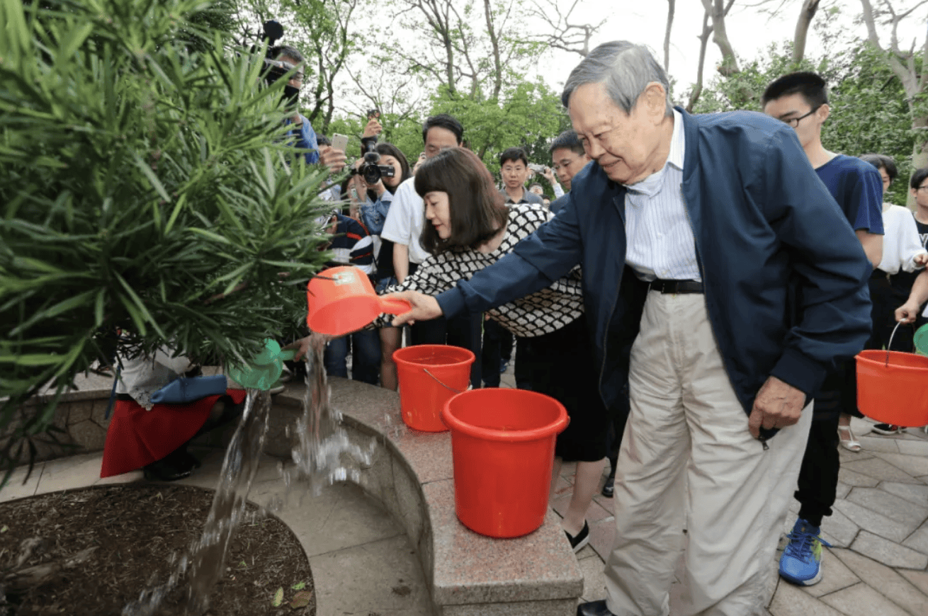 杨振宁为什么连续32年担任东莞理工学院名誉校长<strong></p>
<p>区块链排名</strong>？