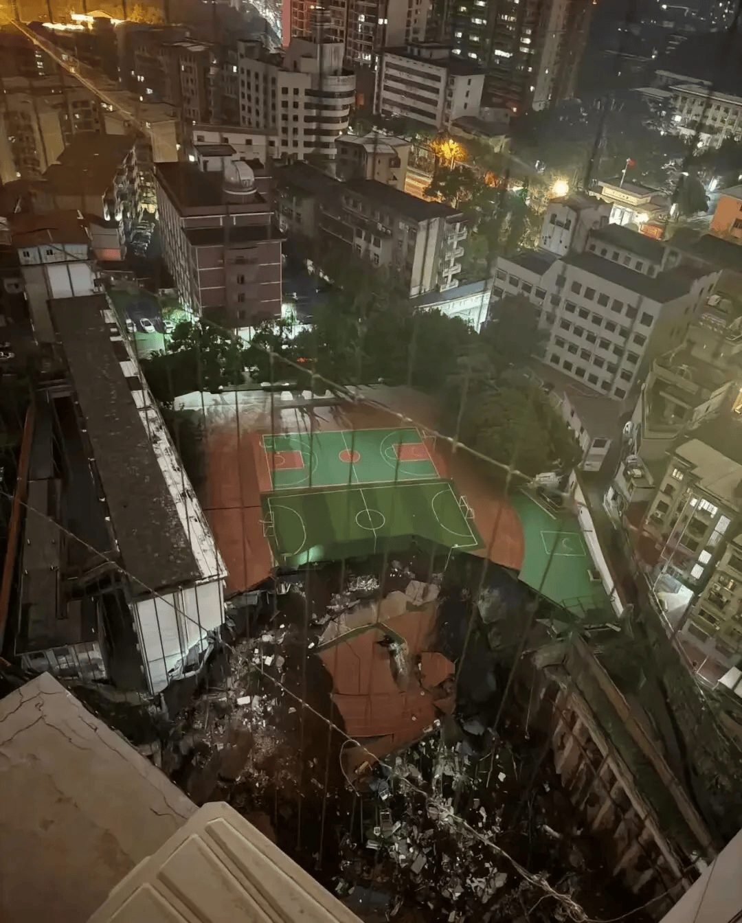近4000人小学突发坍塌形成巨大坑洞<strong></p>
<p>虚拟币软搬砖</strong>，操场塌下去一半，“还好发生在夜里”
