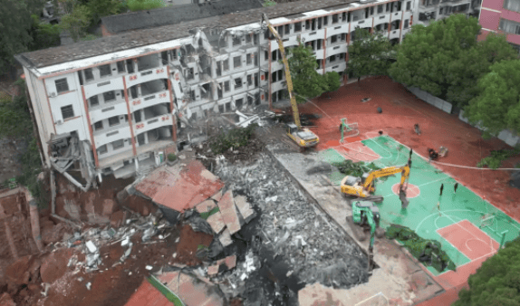 近4000人小学突发坍塌形成巨大坑洞<strong></p>
<p>虚拟币软搬砖</strong>，操场塌下去一半，“还好发生在夜里”