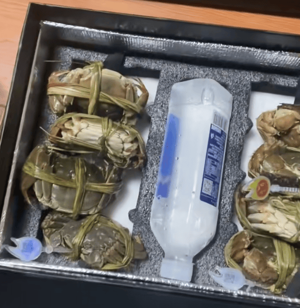 消费者花400元买到臭蟹客服建议蘸醋吃<strong></p>
<p>虚拟币软搬砖</strong>，“包退包赔”的售后执行严苛，网红蟹太太信任危机凸显，被协会除名屡遭行政处罚
