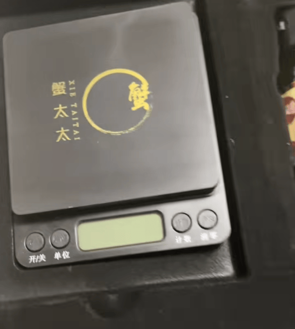 消费者花400元买到臭蟹客服建议蘸醋吃<strong></p>
<p>虚拟币软搬砖</strong>，“包退包赔”的售后执行严苛，网红蟹太太信任危机凸显，被协会除名屡遭行政处罚