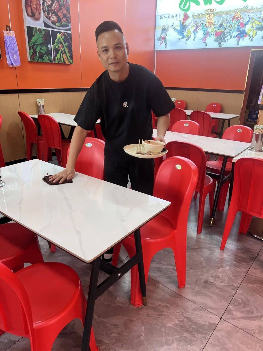小伙到广州一猪脚饭店吃免费“2号餐”<strong></p>
<p>虚拟币</strong>,突然跪地道谢,老板娘:以后要吃饭就直接过来