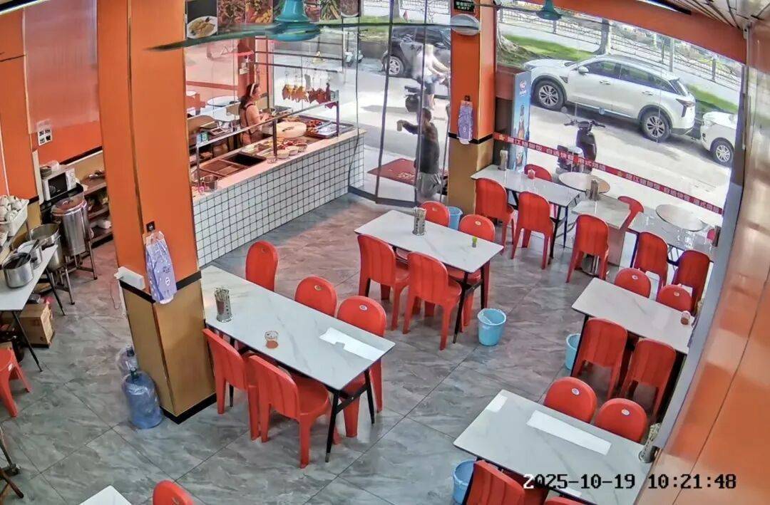 小伙到广州一猪脚饭店吃免费“2号餐”<strong></p>
<p>虚拟币</strong>,突然跪地道谢,老板娘:以后要吃饭就直接过来