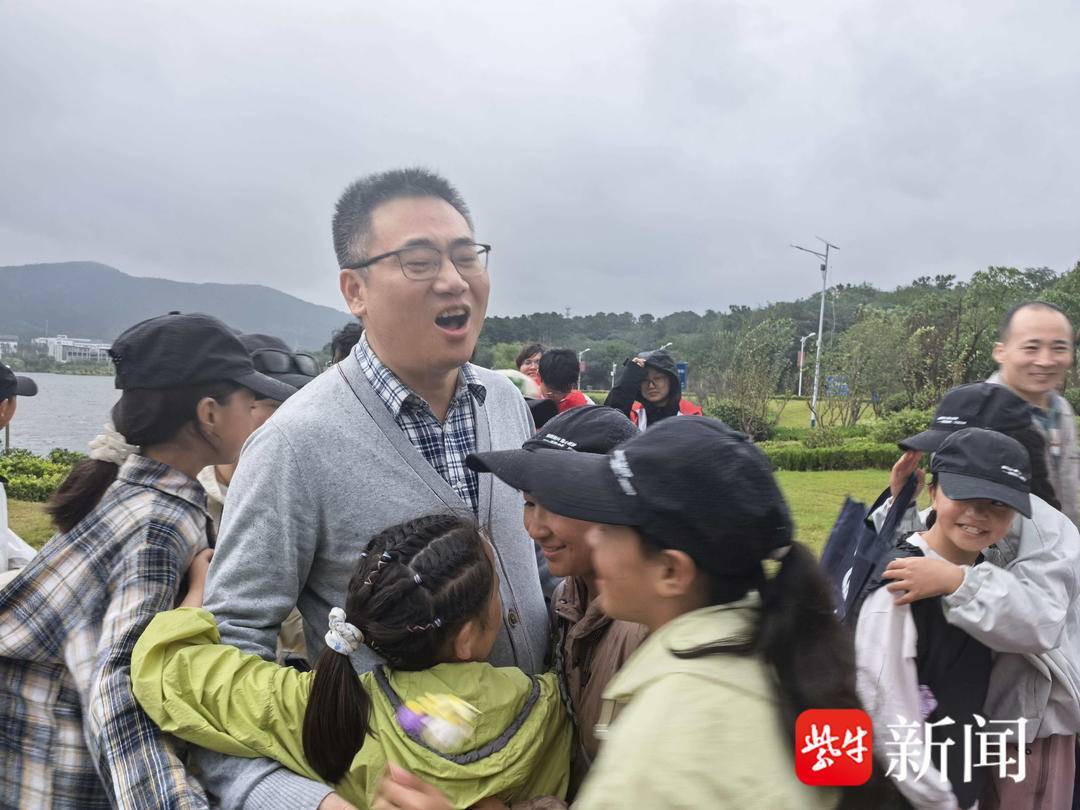 “叔叔是江苏的<strong></p>
<p>虚拟币</strong>,将来一定带你们去看看!”镇江警官不忘承诺,四次组织近百名藏区学子来苏研学