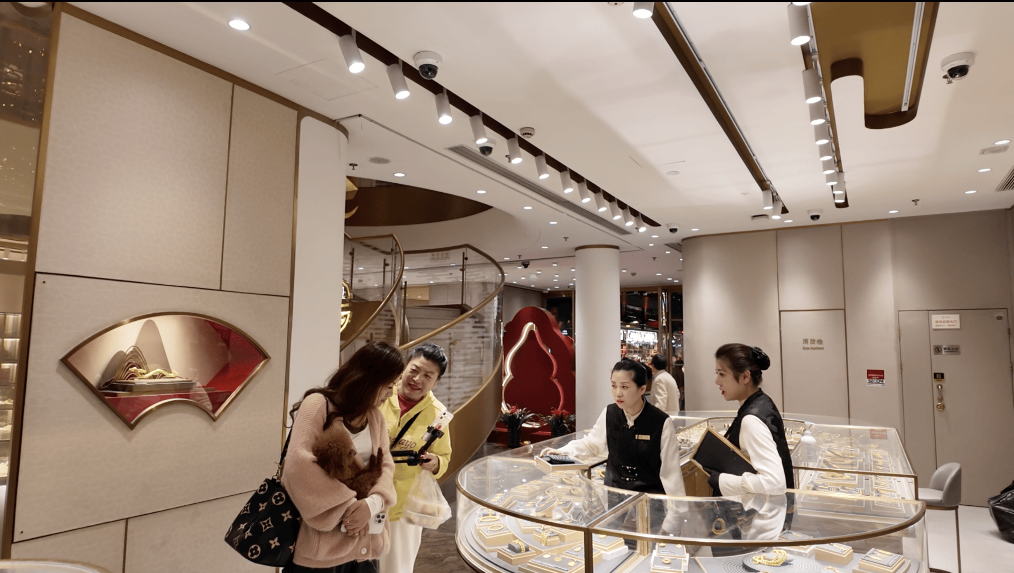 实探｜金价惊魂一夜后：“囤金大爷大妈”挤爆金店<strong></p>
<p>虚拟币</strong>，拿下百克金条