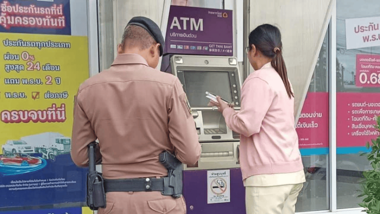 泰国女子在ATM机取钱<strong></p>
<p>发布教程</strong>，取款口突然窜出一条蛇