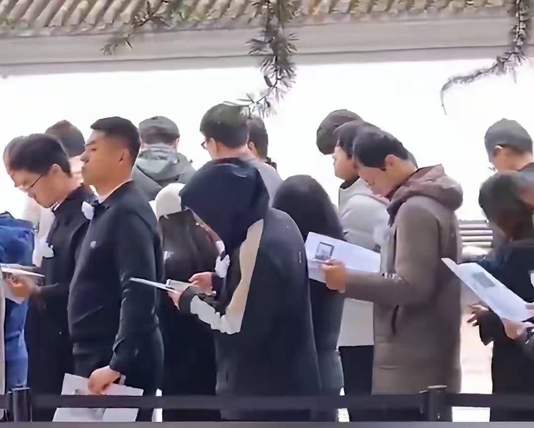 杨振宁追悼会很隆重<strong></p>
<p>发布教程</strong>，大儿子未现身，翁帆站家属首位，样子很憔悴