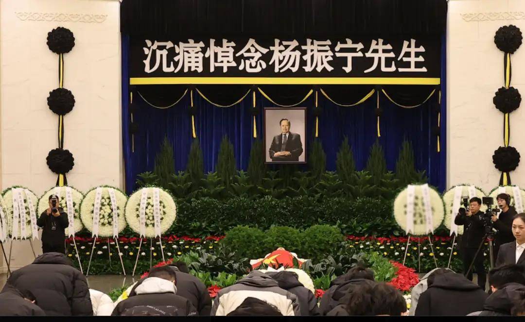 杨振宁追悼会很隆重<strong></p>
<p>发布教程</strong>，大儿子未现身，翁帆站家属首位，样子很憔悴