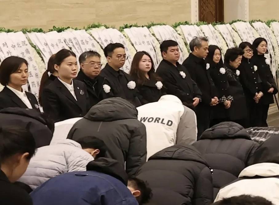 杨振宁追悼会很隆重<strong></p>
<p>发布教程</strong>，大儿子未现身，翁帆站家属首位，样子很憔悴