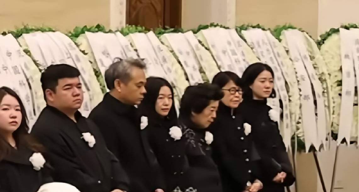 杨振宁追悼会很隆重<strong></p>
<p>发布教程</strong>，大儿子未现身，翁帆站家属首位，样子很憔悴