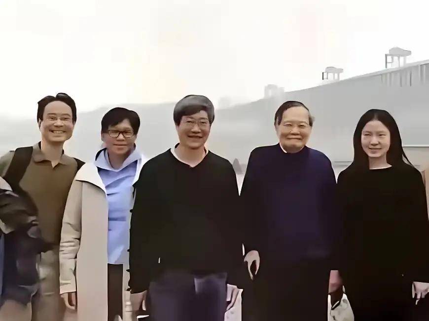 杨振宁追悼会很隆重<strong></p>
<p>发布教程</strong>，大儿子未现身，翁帆站家属首位，样子很憔悴