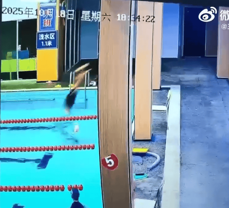 浙江一男子游泳馆浅水区跳水致颈椎断裂去世<strong></p>
<p>发布教程</strong>,馆方:他女儿在身边,以为是在闹着玩;家属:出事16分钟内没有救生员出现