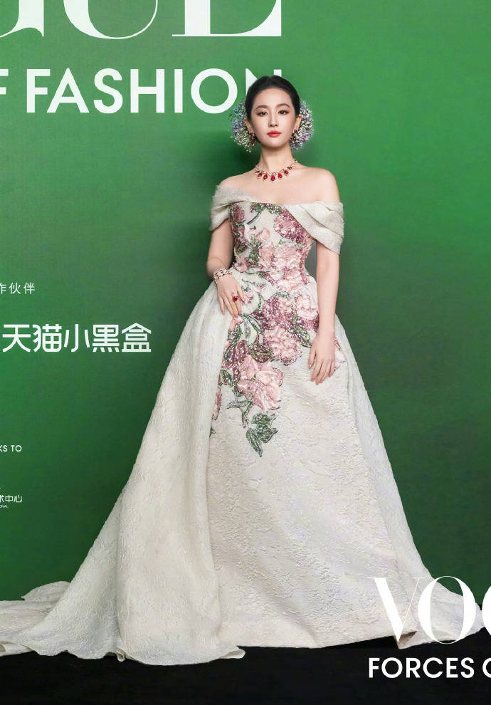 刘亦菲头顶满天星、周冬雨大胆透视装、杨幂顶级高定...VOGUE红毯谁赢了<strong></p>
<p>发布教程</strong>?