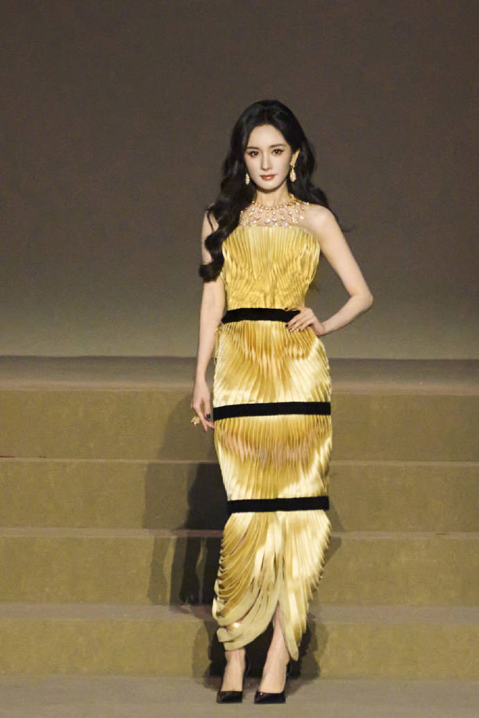 刘亦菲头顶满天星、周冬雨大胆透视装、杨幂顶级高定...VOGUE红毯谁赢了<strong></p>
<p>发布教程</strong>?