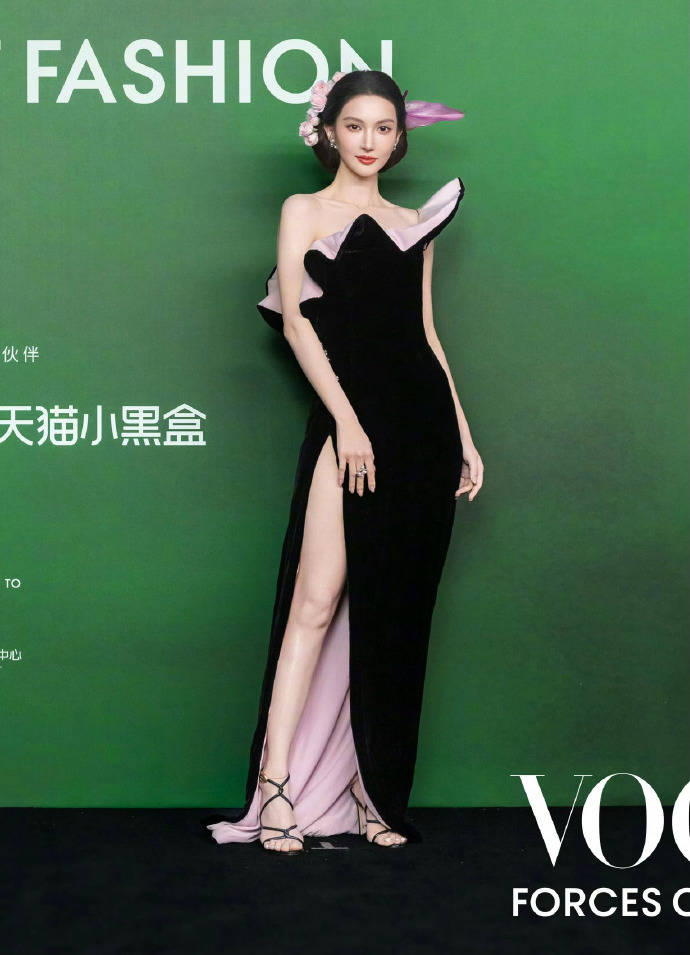 刘亦菲头顶满天星、周冬雨大胆透视装、杨幂顶级高定...VOGUE红毯谁赢了<strong></p>
<p>发布教程</strong>?