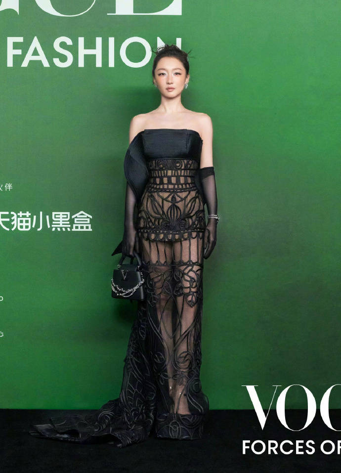 刘亦菲头顶满天星、周冬雨大胆透视装、杨幂顶级高定...VOGUE红毯谁赢了<strong></p>
<p>发布教程</strong>?