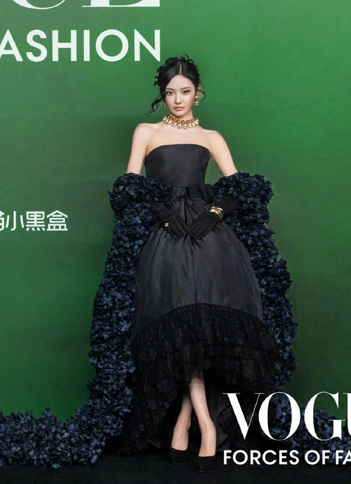 刘亦菲头顶满天星、周冬雨大胆透视装、杨幂顶级高定...VOGUE红毯谁赢了<strong></p>
<p>发布教程</strong>?