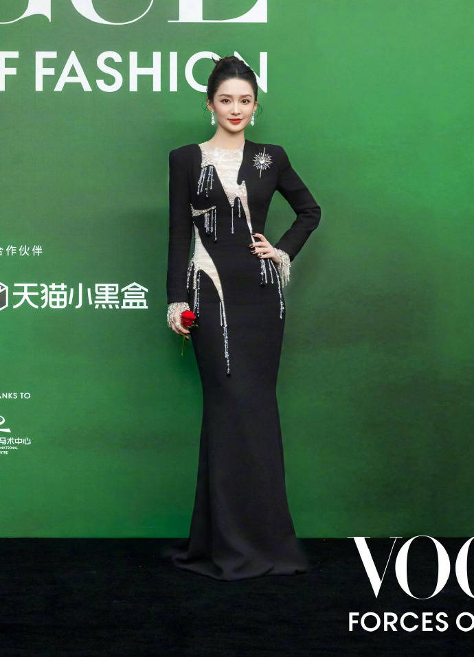 刘亦菲头顶满天星、周冬雨大胆透视装、杨幂顶级高定...VOGUE红毯谁赢了<strong></p>
<p>发布教程</strong>?