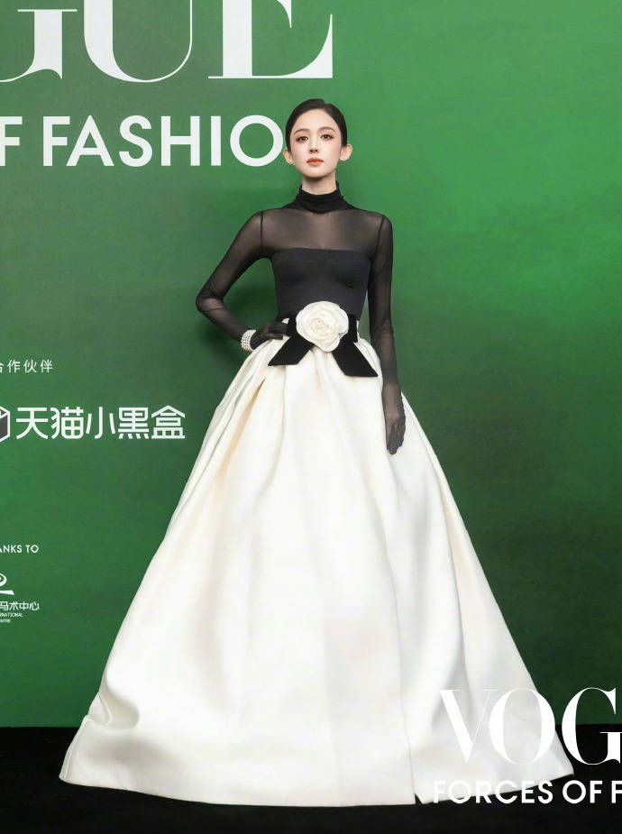 刘亦菲头顶满天星、周冬雨大胆透视装、杨幂顶级高定...VOGUE红毯谁赢了<strong></p>
<p>发布教程</strong>?