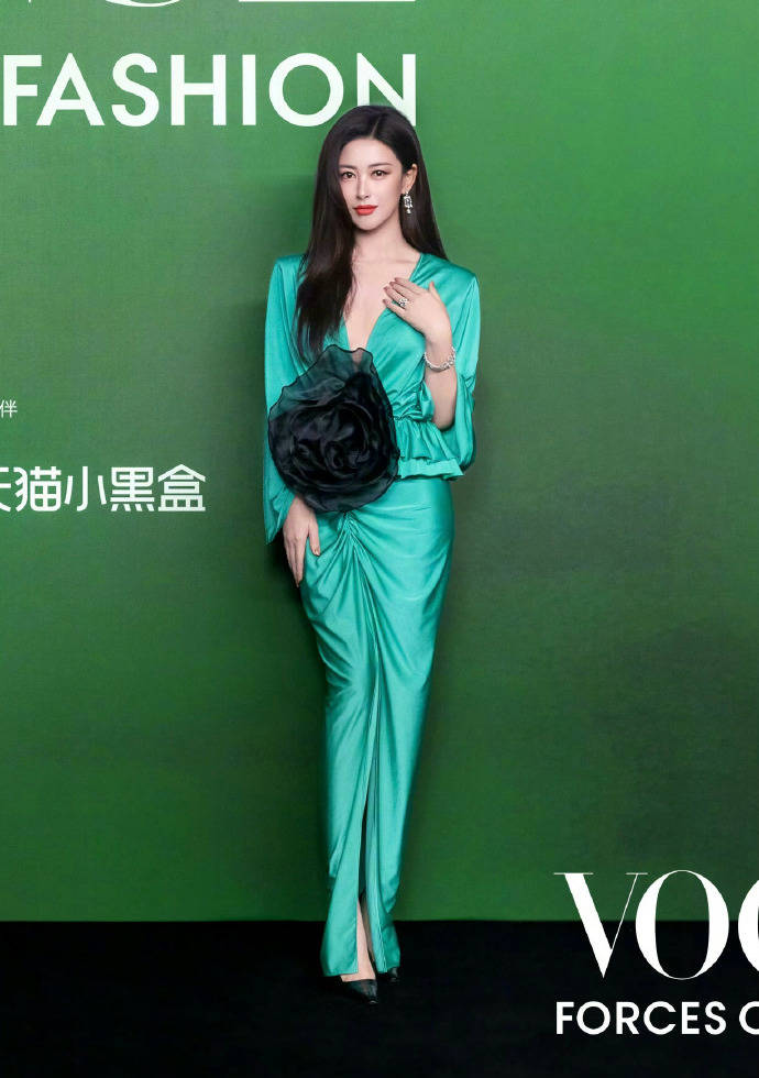 刘亦菲头顶满天星、周冬雨大胆透视装、杨幂顶级高定...VOGUE红毯谁赢了<strong></p>
<p>发布教程</strong>?