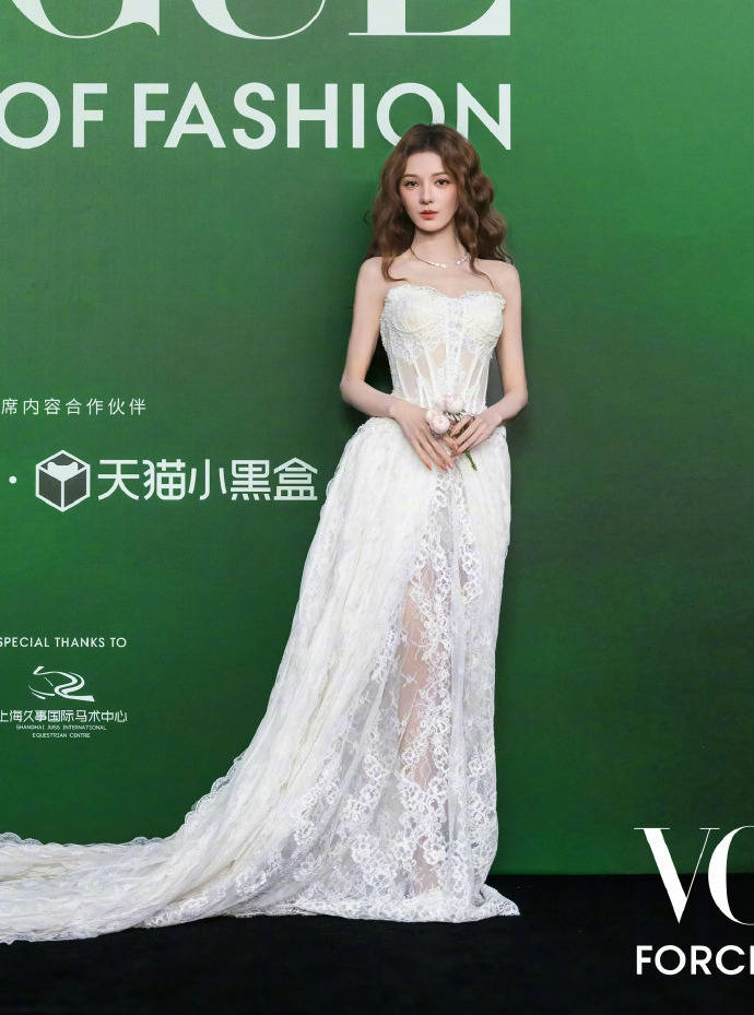 刘亦菲头顶满天星、周冬雨大胆透视装、杨幂顶级高定...VOGUE红毯谁赢了<strong></p>
<p>发布教程</strong>?