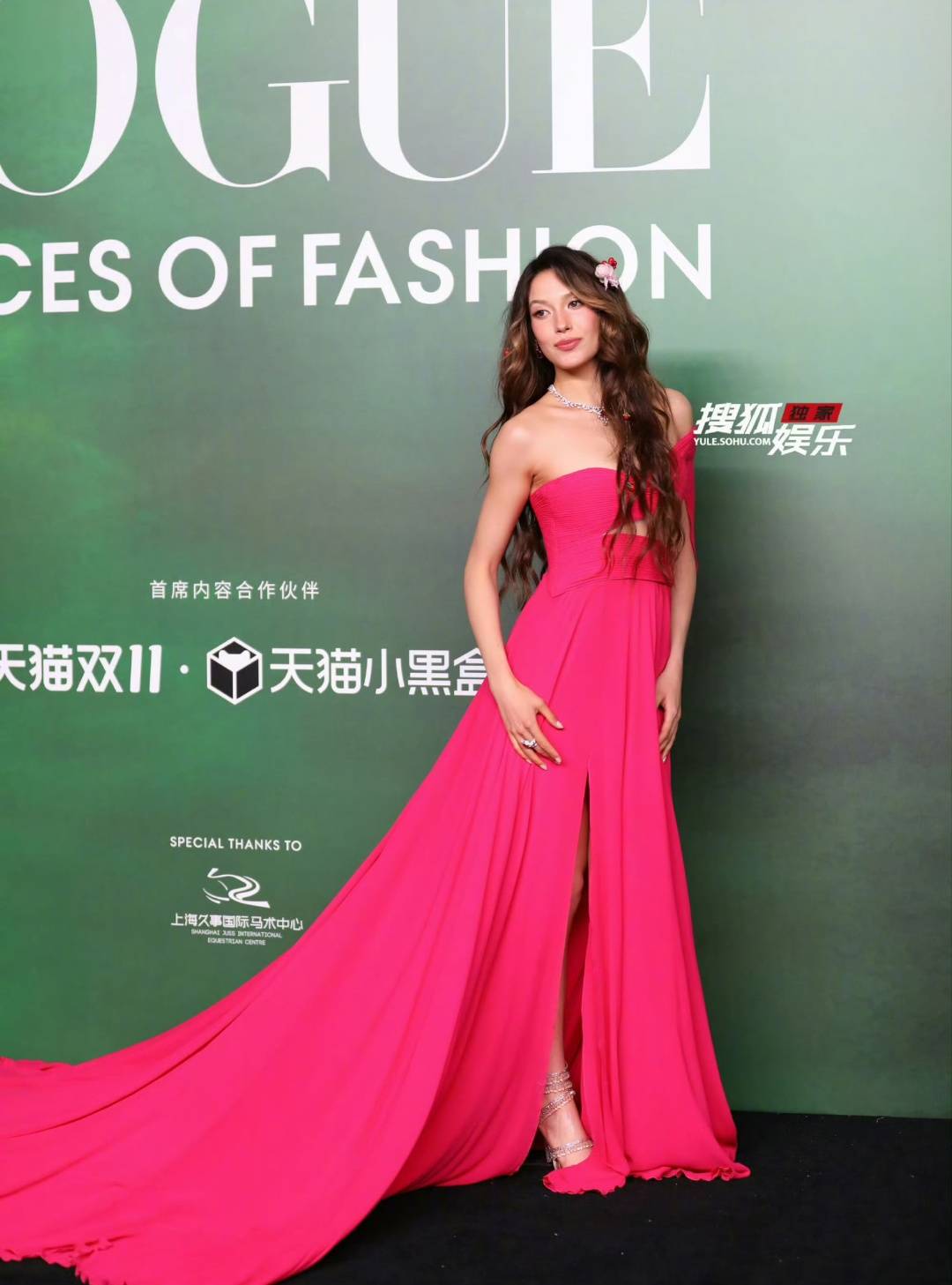 刘亦菲头顶满天星、周冬雨大胆透视装、杨幂顶级高定...VOGUE红毯谁赢了<strong></p>
<p>发布教程</strong>?