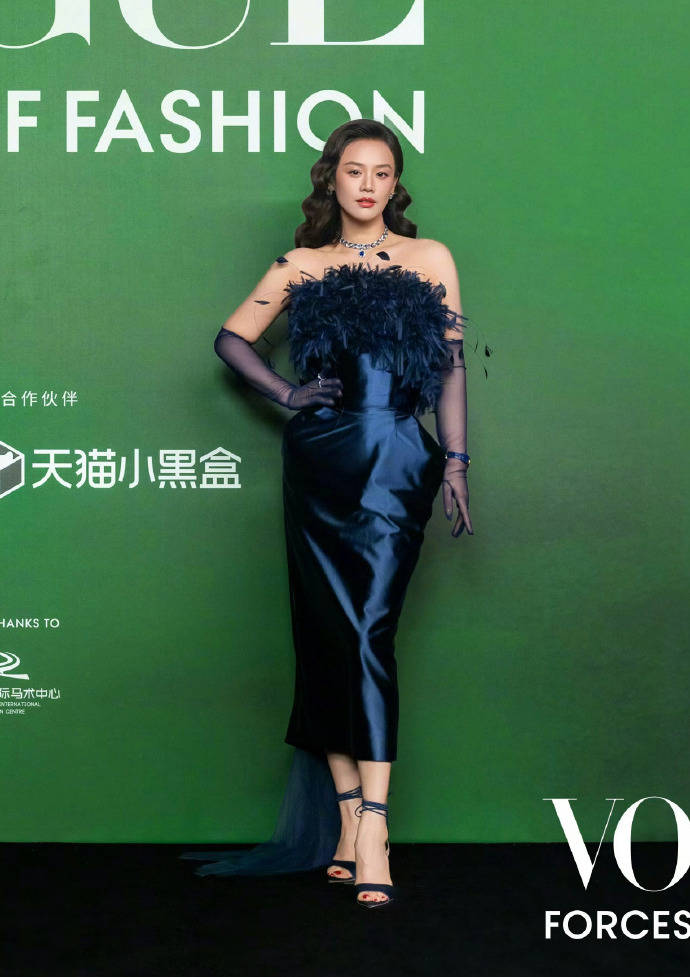 刘亦菲头顶满天星、周冬雨大胆透视装、杨幂顶级高定...VOGUE红毯谁赢了<strong></p>
<p>发布教程</strong>?